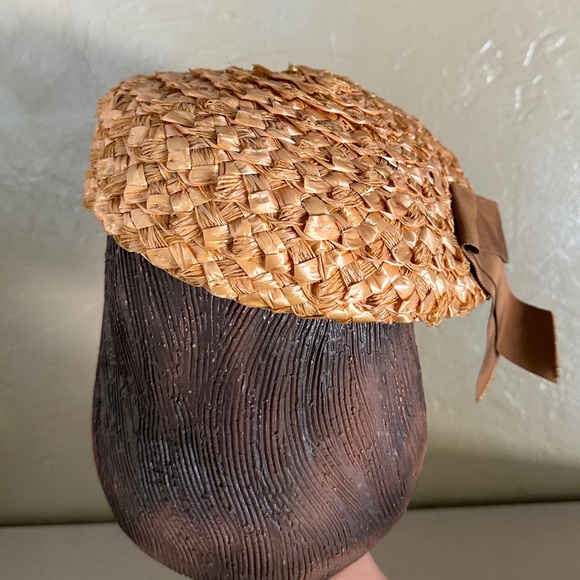 LOVELY VINTAGE GOLD STRAW BERET WITH TAN GROSGRAIN BOW main image 2